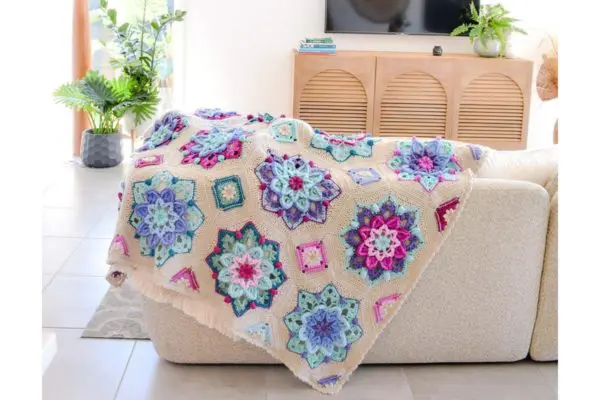 Emily of The Loopy Stitch has created this amazing new design, the Floral Dream blanket.