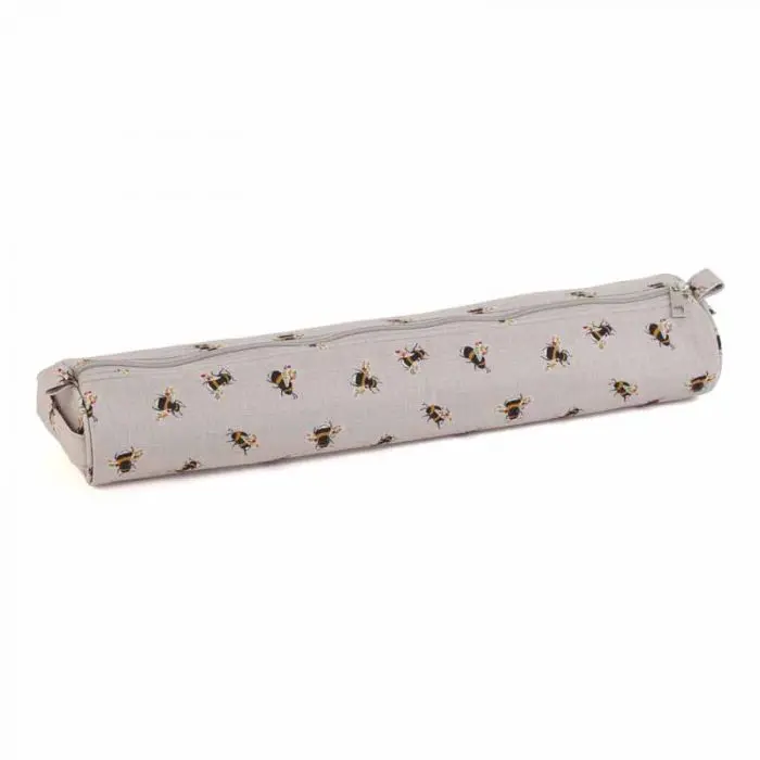 Designed for knitting enthusiasts, this spacious needle storage case is the perfect accessory